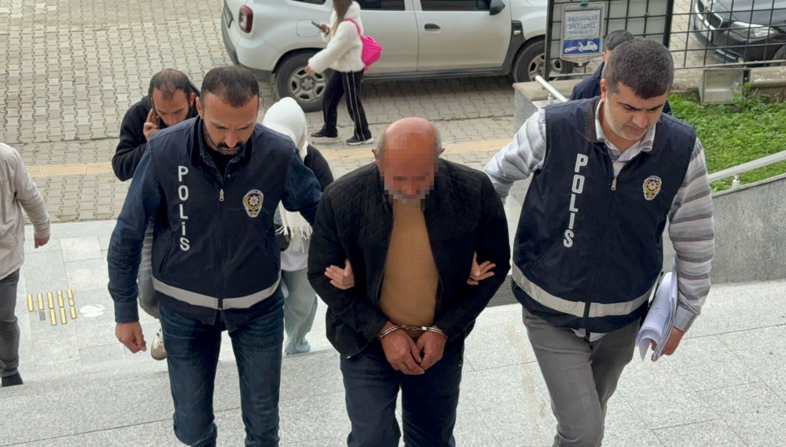 kiralik aracla kaza yapan oglu yuzunden banka soydu LTQ8qcaF.jpg