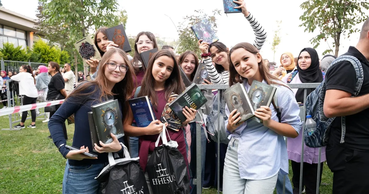 kocaeli kitap fuarinda kitap aski kuyruklara sigmadi TFJLxALn