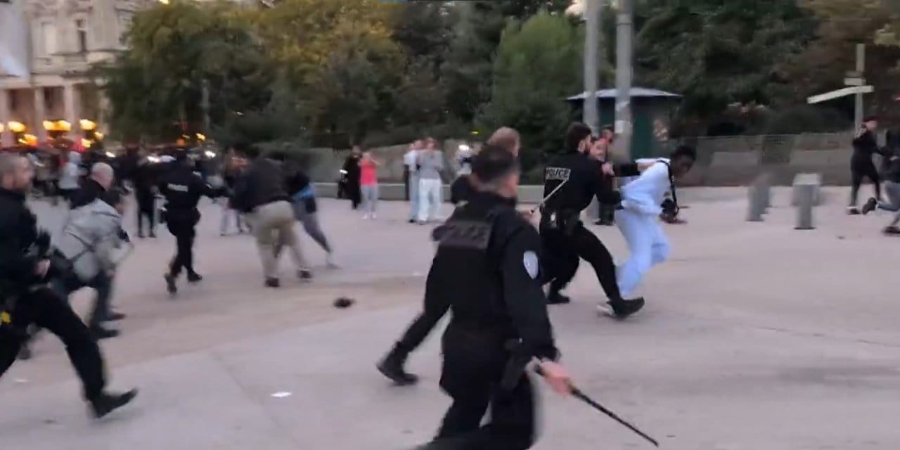 paristeki konserde izdiham arbede yasandi 31U7gEMd.jpg