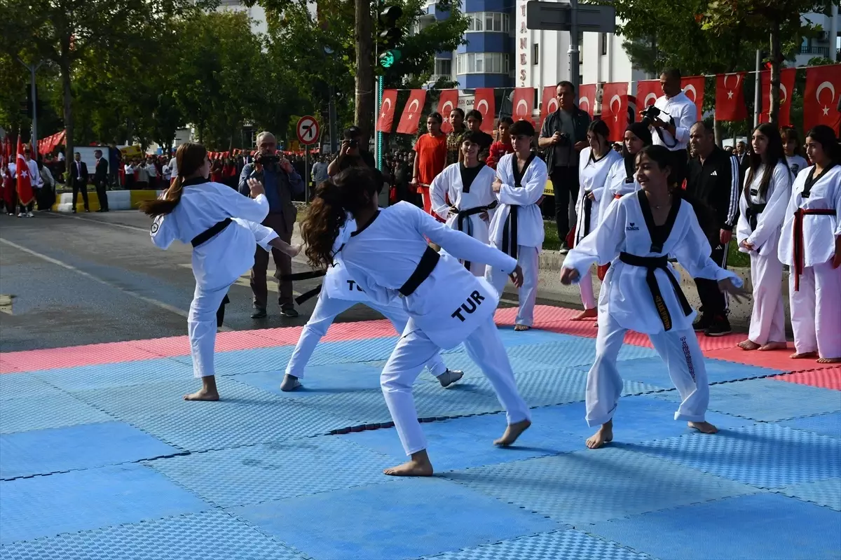 siirt batman ve mardinde 29 ekim cumhuriyet bayrami torenlerle kutlandi acTX91HB.jpg