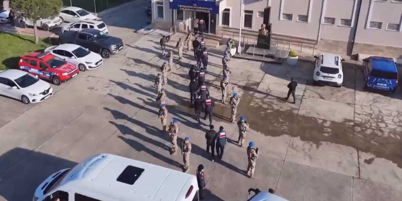30-ilde-narkotik-operasyonu-122-kisi-tutuklandi-yuzlerce-kilo-uyusturucu-ele-gecirildi-CVqV3mbn