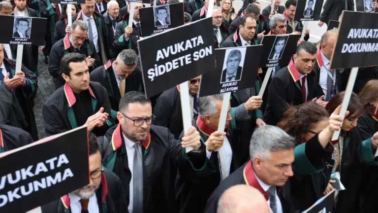 haciz-sirasinda-avukatin-parmagini-kirdigi-iddiasiyla-yargilanan-is-insanina-beraat-S7h8HuWK