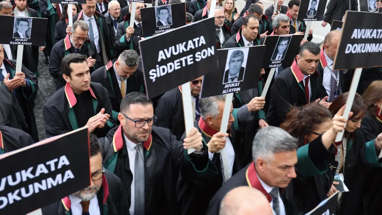 haciz-sirasinda-avukatin-parmagini-kirdigi-iddiasiyla-yargilanan-is-insanina-beraat-S7h8HuWK